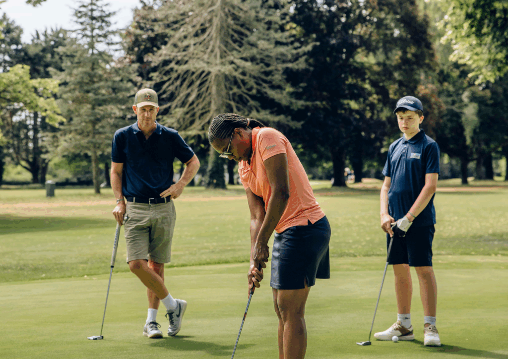 Jeune golfeur en initiation bénéficiant d’une bourse sportive golf pour l’égalité des chances