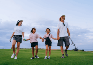Famille sur le fairway, découverte du golf en plein air.