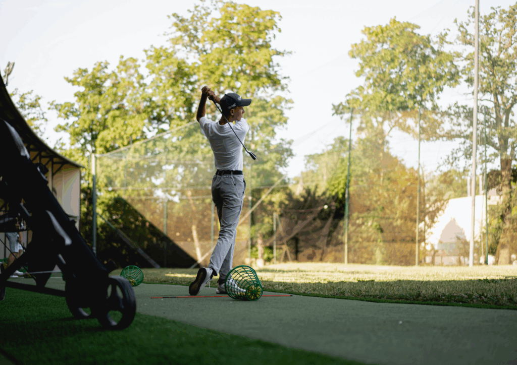 Jeune golfeur débutant en swing sur practice