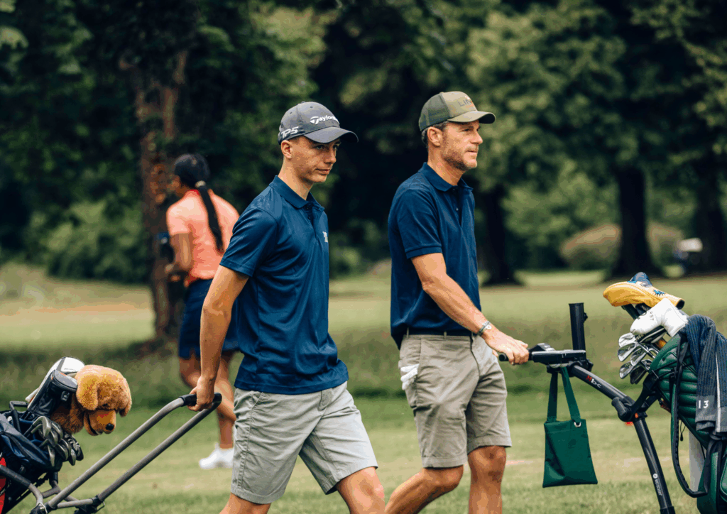 Bénévoles et jeunes au practice : mécénat golf jeunes, apprentissage et inclusion
