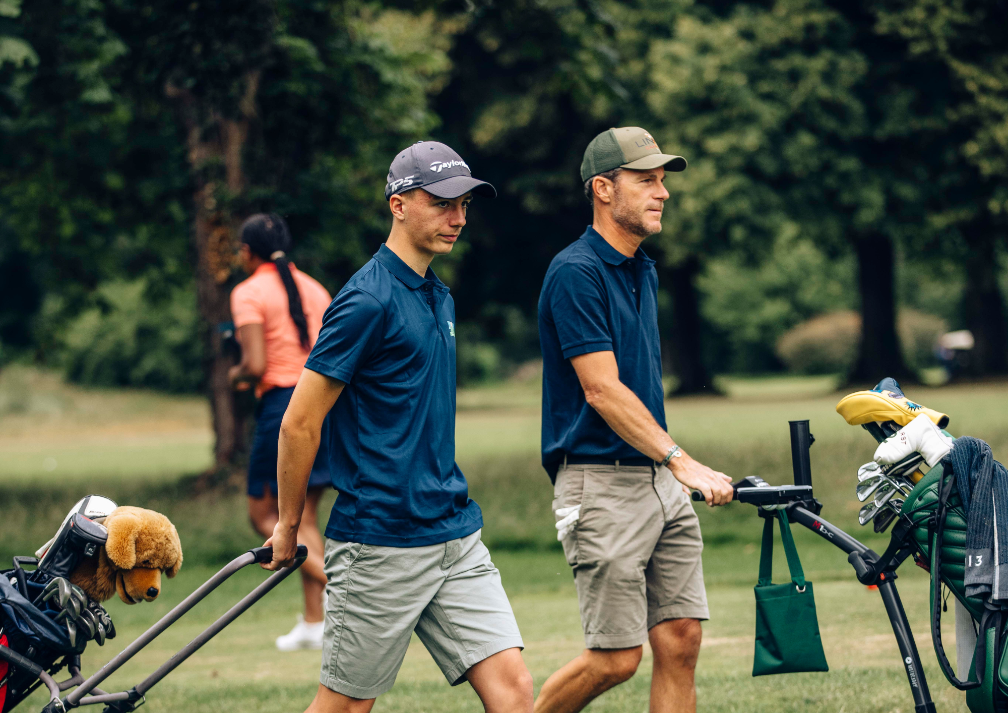Bénévoles et jeunes au practice : mécénat golf jeunes, apprentissage et inclusion