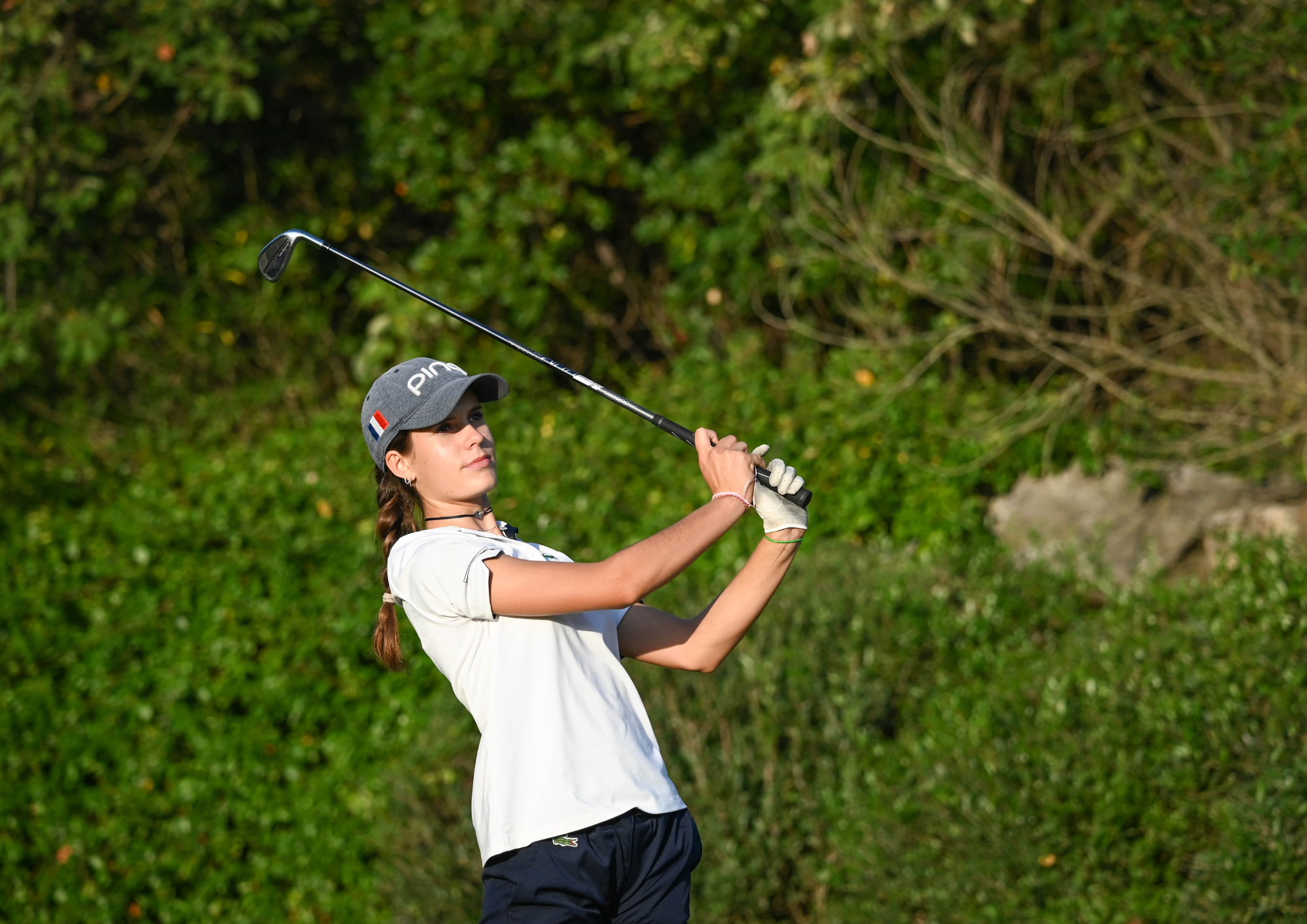 Jeune golfeur prêt pour sa première compétition, concentré et souriant