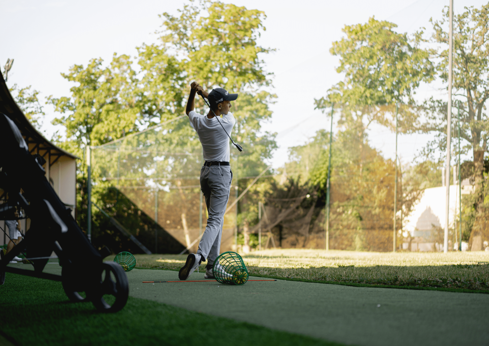 Jeune golfeur débutant en swing sur practice