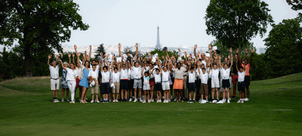 Groupe de jeunes golfeurs sur un terrain de golf.
