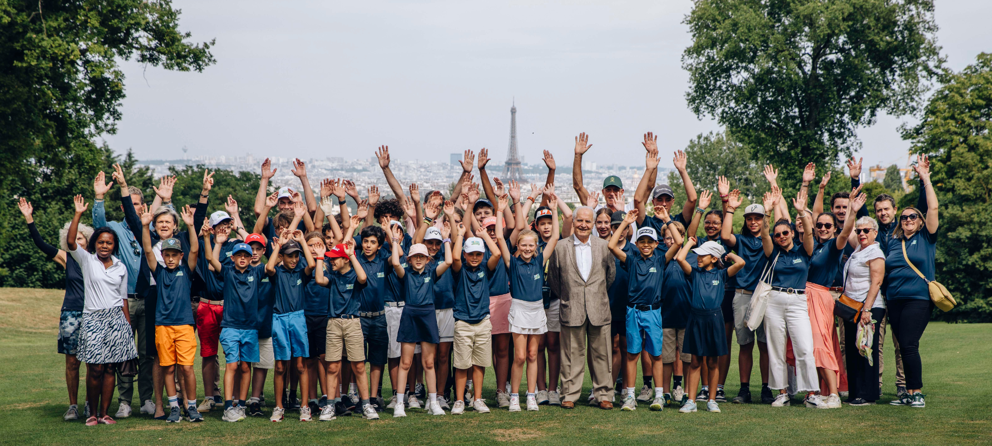 Jeunes golfeurs et encadrants du Trophy des Jeunes réunis sur un parcours de golf