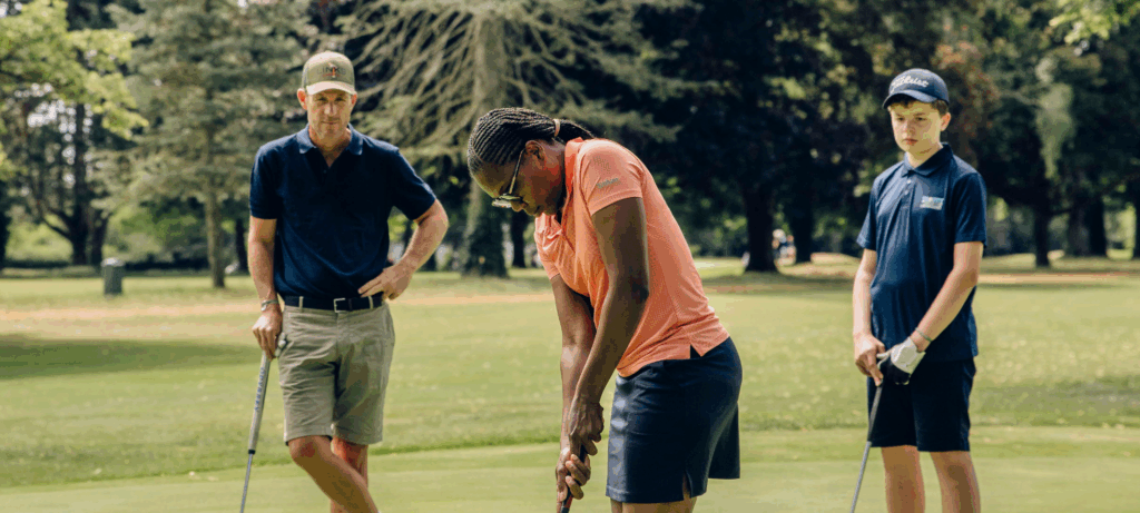 Jeune golfeur en initiation bénéficiant d’une bourse sportive golf pour l’égalité des chances