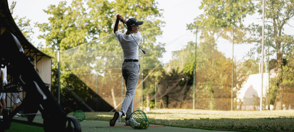 Jeune golfeur débutant en swing sur practice