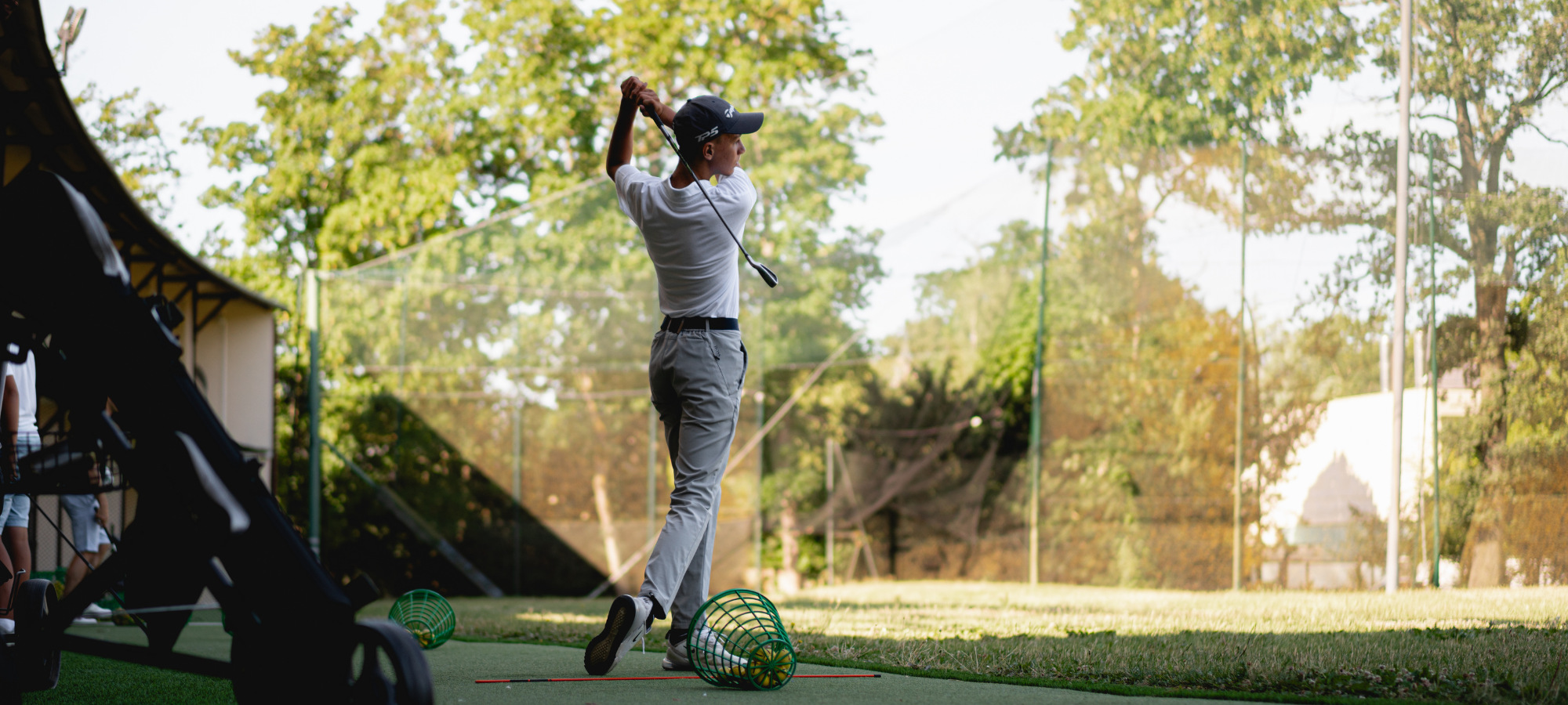 Jeune golfeur débutant en swing sur practice