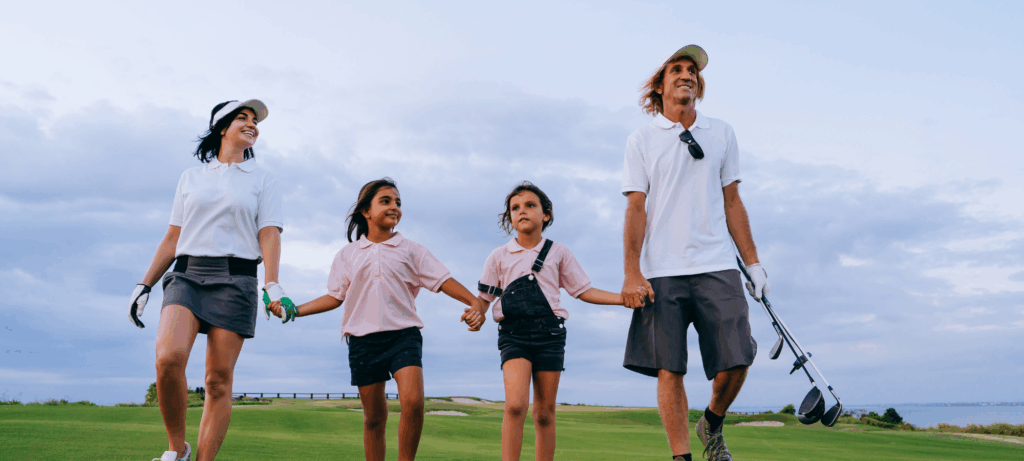 Famille sur le fairway, découverte du golf en plein air.