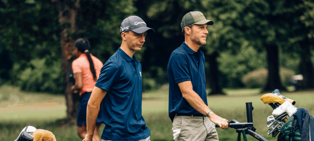 Bénévoles et jeunes au practice : mécénat golf jeunes, apprentissage et inclusion