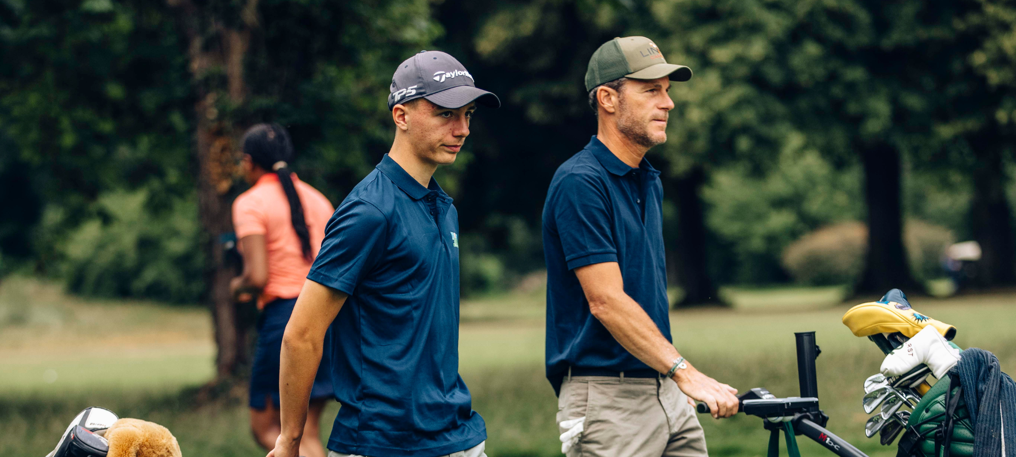Bénévoles et jeunes au practice : mécénat golf jeunes, apprentissage et inclusion