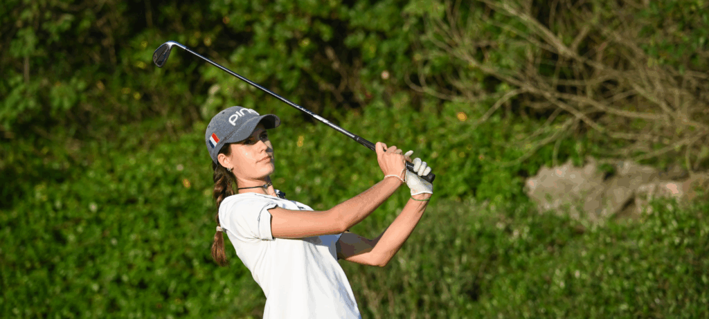 Jeune golfeur prêt pour sa première compétition, concentré et souriant