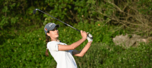 Jeune golfeur prêt pour sa première compétition, concentré et souriant