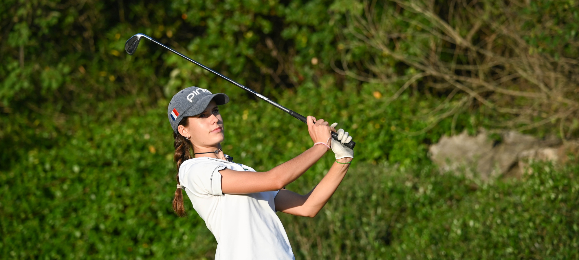 Jeune golfeur prêt pour sa première compétition, concentré et souriant