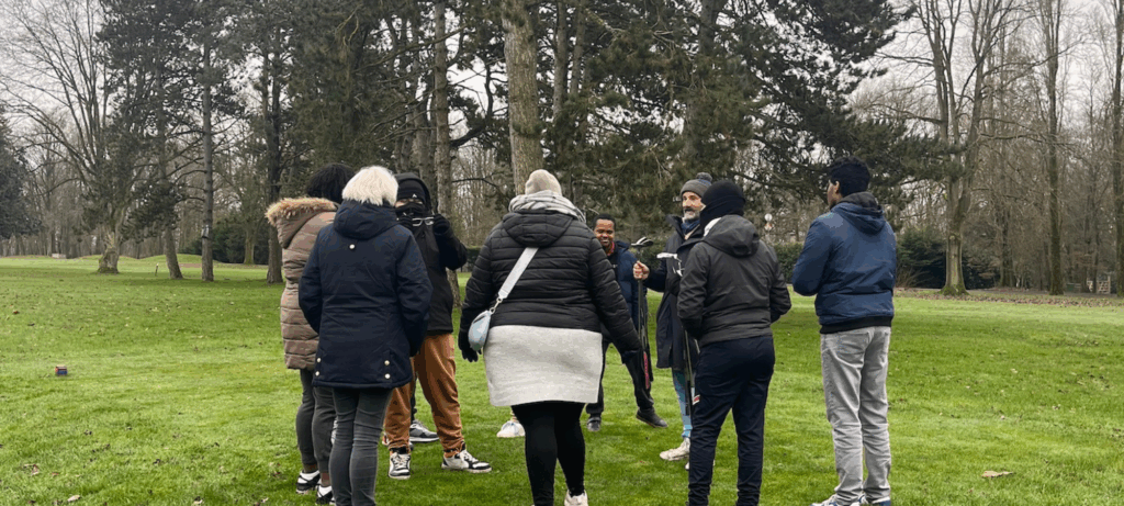 Initiation au golf en plein air pour les jeunes amateur de golf