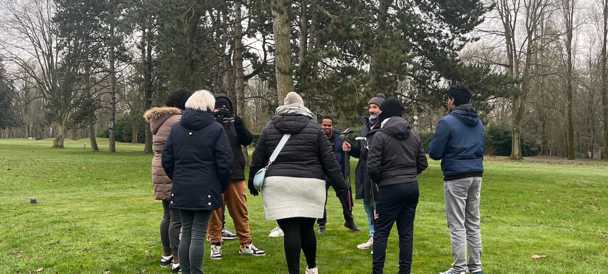 Initiation au golf en plein air pour les jeunes amateur de golf