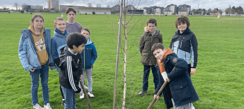 Jeunes réalisant une action écologique et solidaire dans leur école de golf
