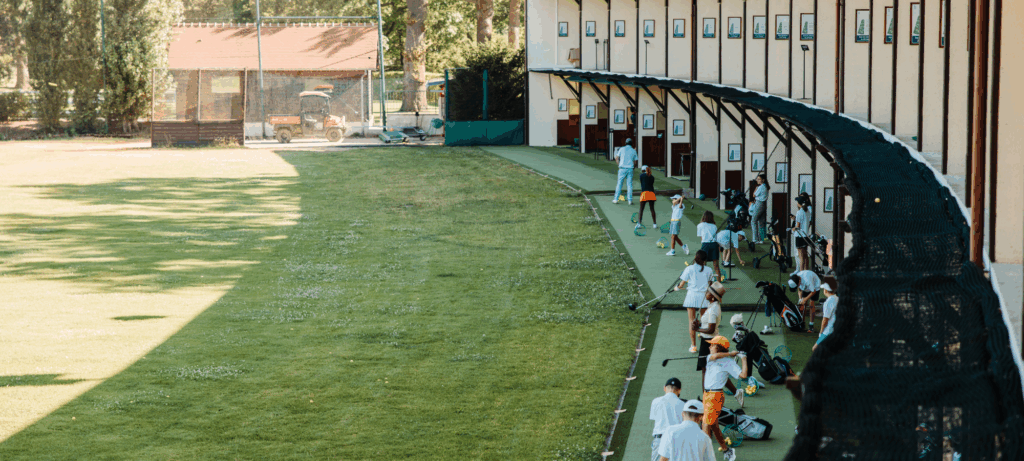 Entraînement des jeunes golfeurs sur le practice du golf
