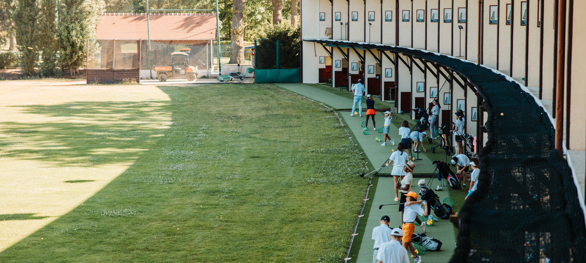 Entraînement des jeunes golfeurs sur le practice du golf