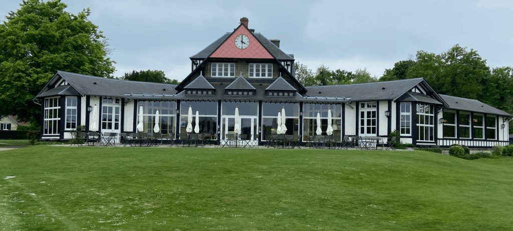 Club house du golf de Chantilly accueillant une journée les jeunes amateurs de golf