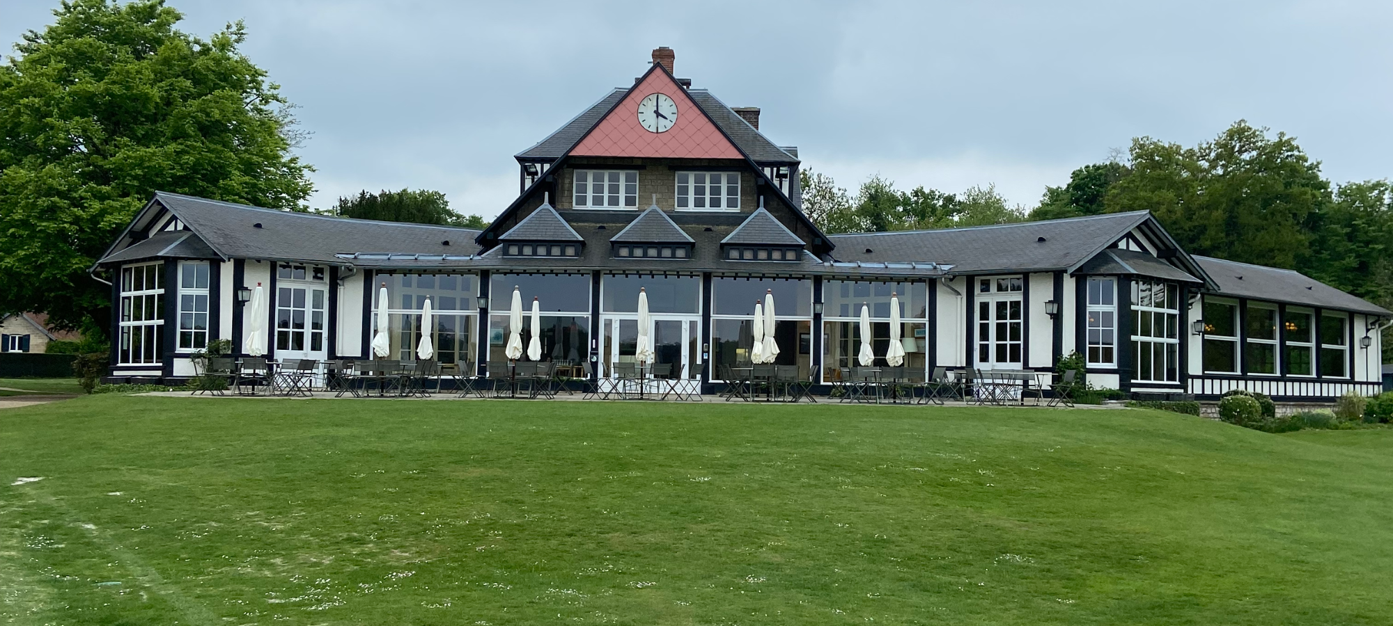 Club house du golf de Chantilly accueillant une journée les jeunes amateurs de golf