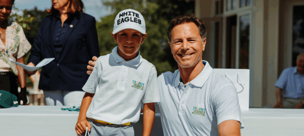 Jeune golfeur avec partenaire du programme Trophy des Jeunes