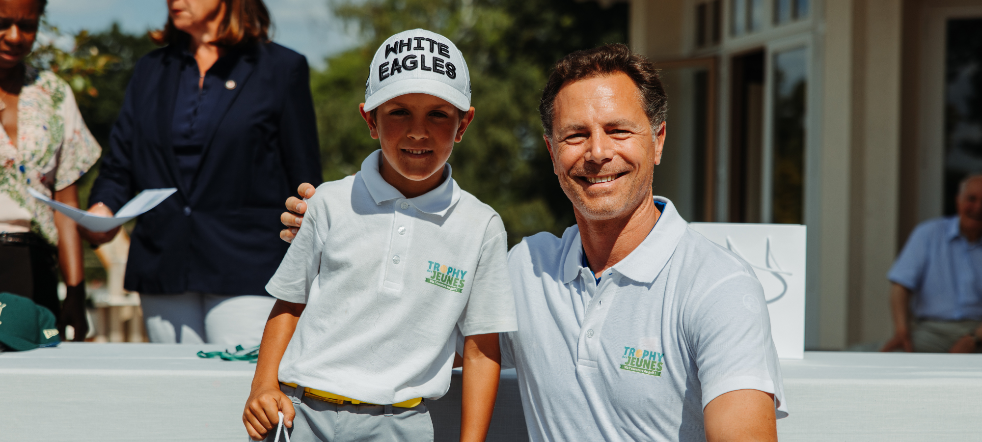 Jeune golfeur avec partenaire du programme Trophy des Jeunes
