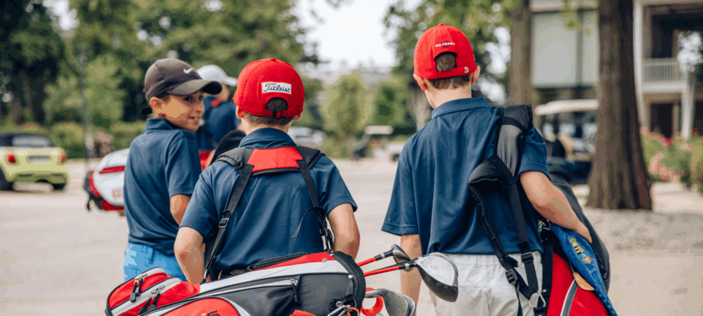 Enfants découvrant le golf en club débutant