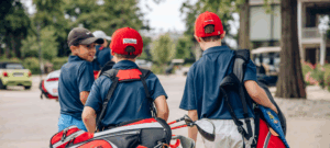 Enfants découvrant le golf en club débutant