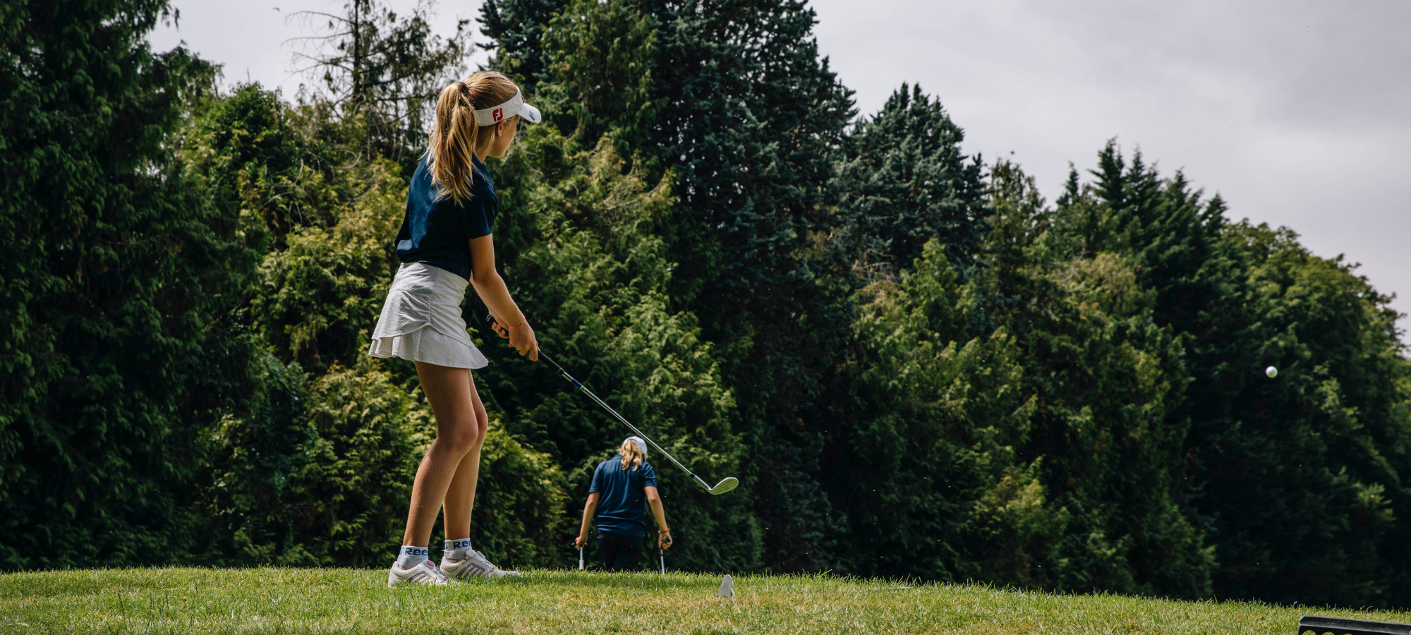 Jeune enfant découvrant le golf et développant son autonomie sur le green