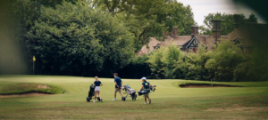 Jeune golfeur concentré avançant sur un parcours verdoyant