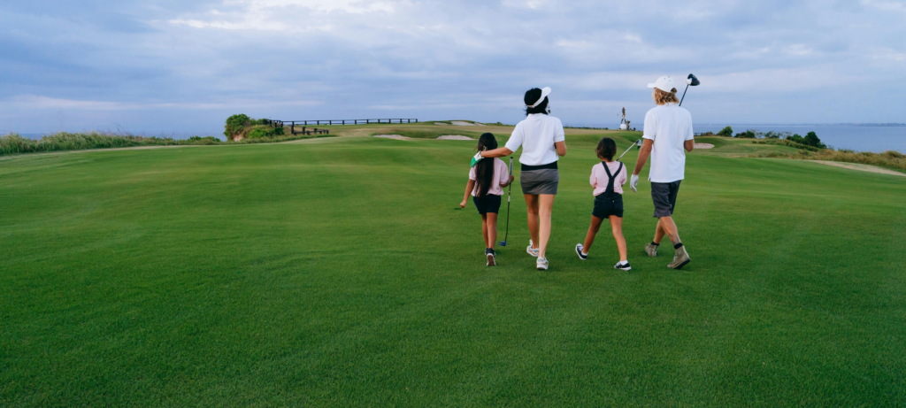 Famille jouant au golf ensemble pendant les vacances