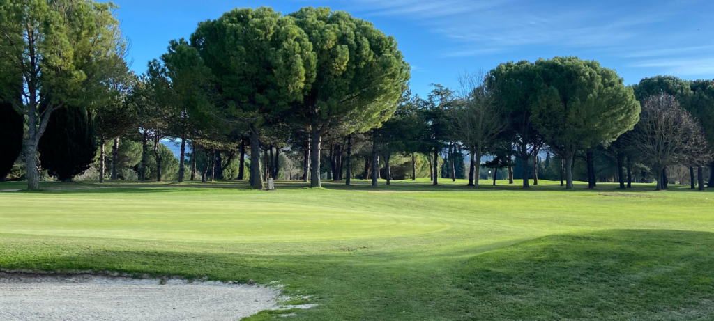 illustration école de golf Carcassonne ouverte aux 8–14 ans