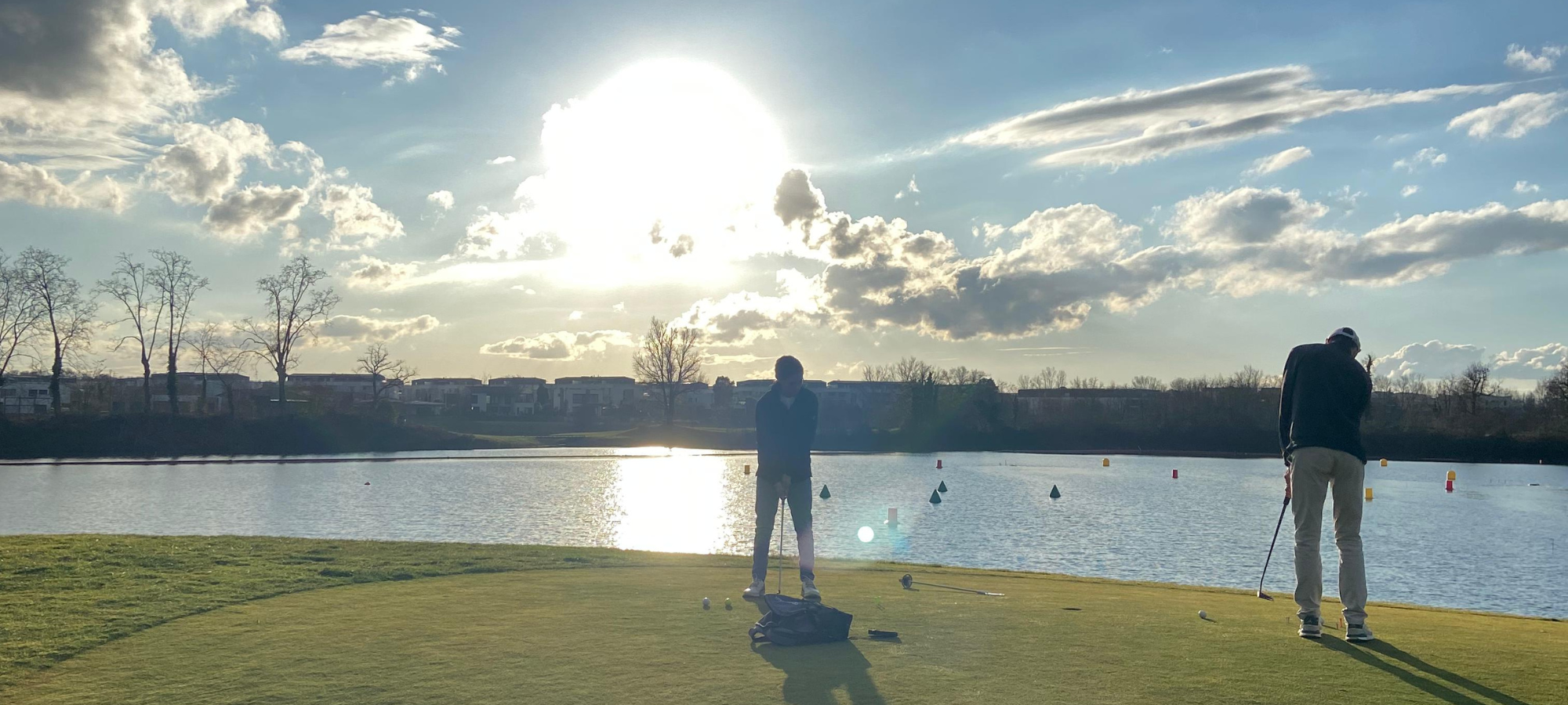 Famille et enfant au golf : initiation et plaisir de jouer ensemble, école de golf et pratique jeunes