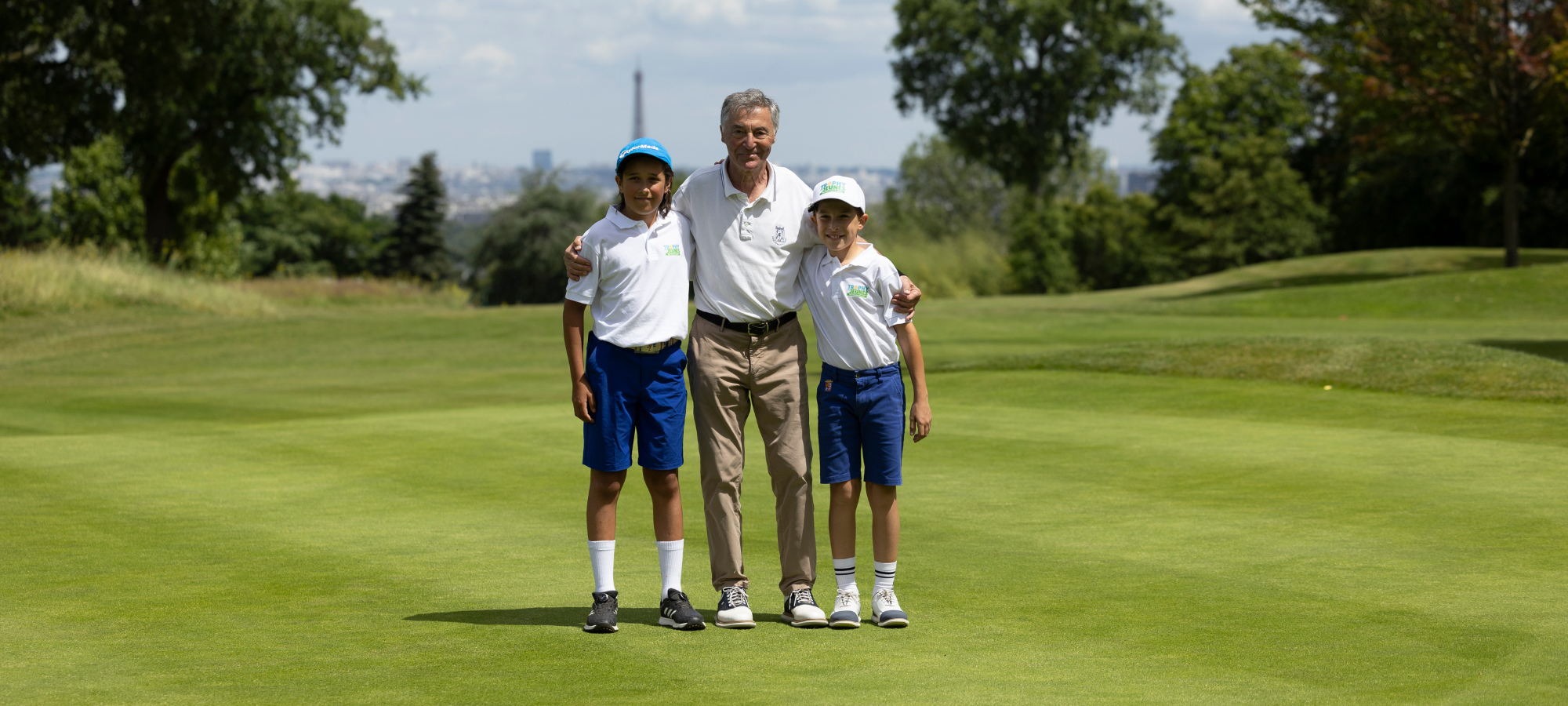 Jeunes golfeurs accompagnés par un mentor lors d’un événement du Trophy des Jeunes, inclusion et réussite