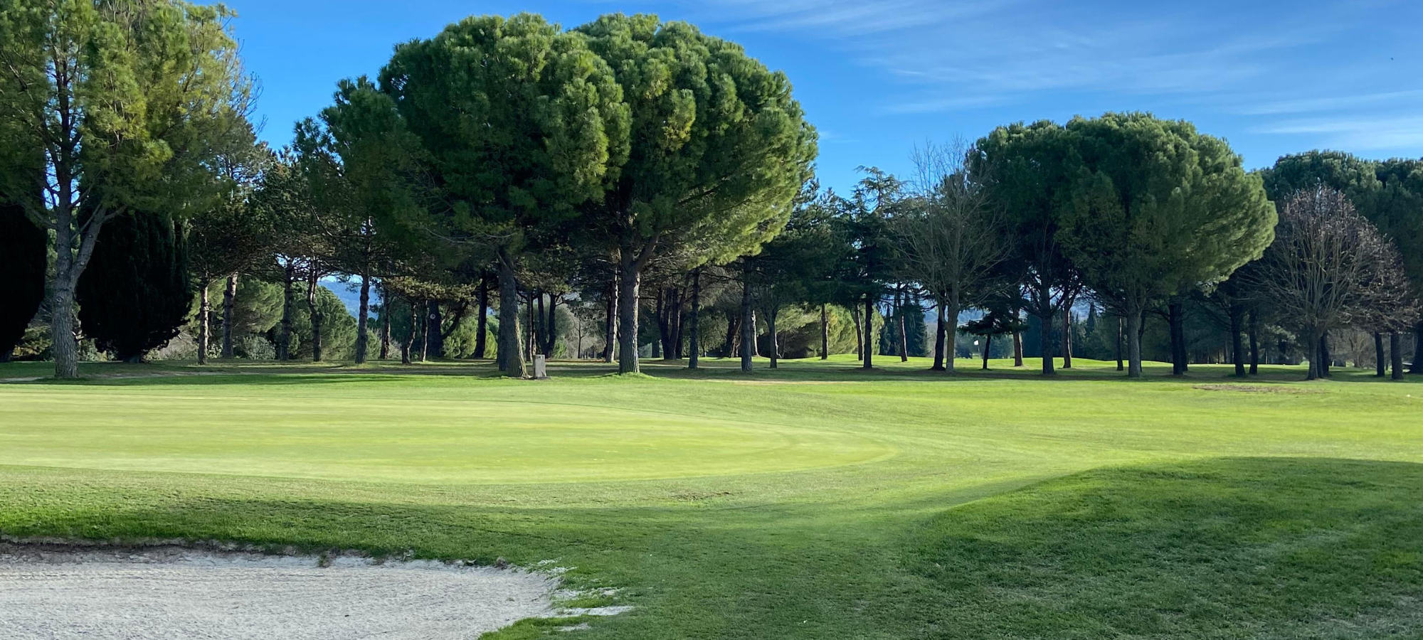 illustration école de golf Carcassonne ouverte aux 8–14 ans