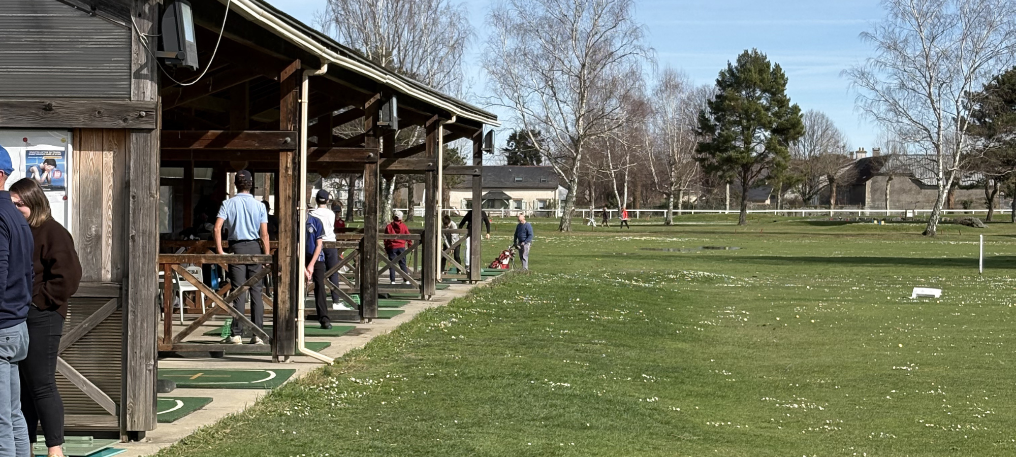 Jeunes golfeurs en entraînement au practice, esprit école de golf et progression