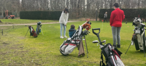 Parcours de golf verdoyant en montagne, idéal pour progresser en école de golf en Haute Auvergne