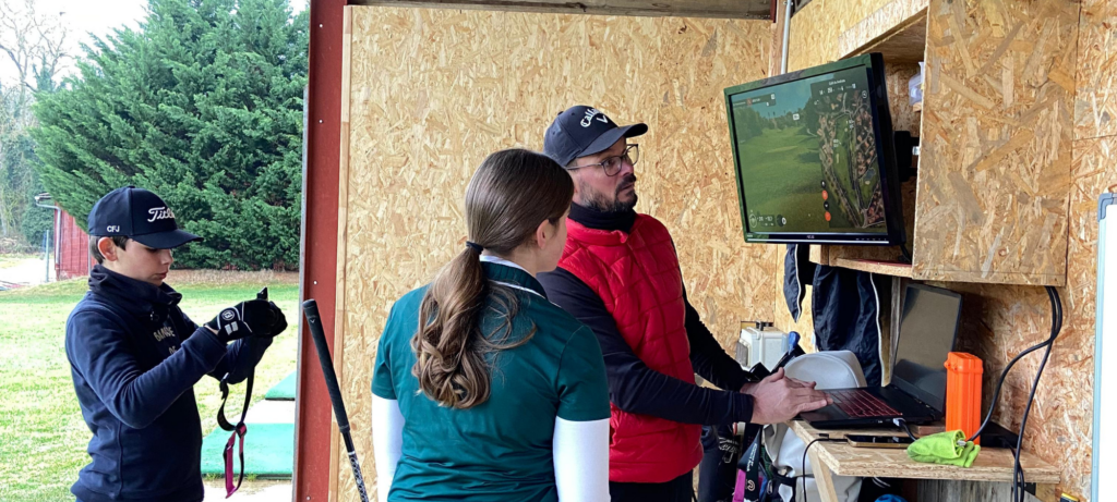 Jeune golfeur au practice en 2026, swing et apprentissage ludique du golf avec outils modernes