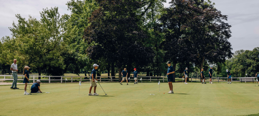 Jeunes golfeurs à l’entraînement sur un practice.