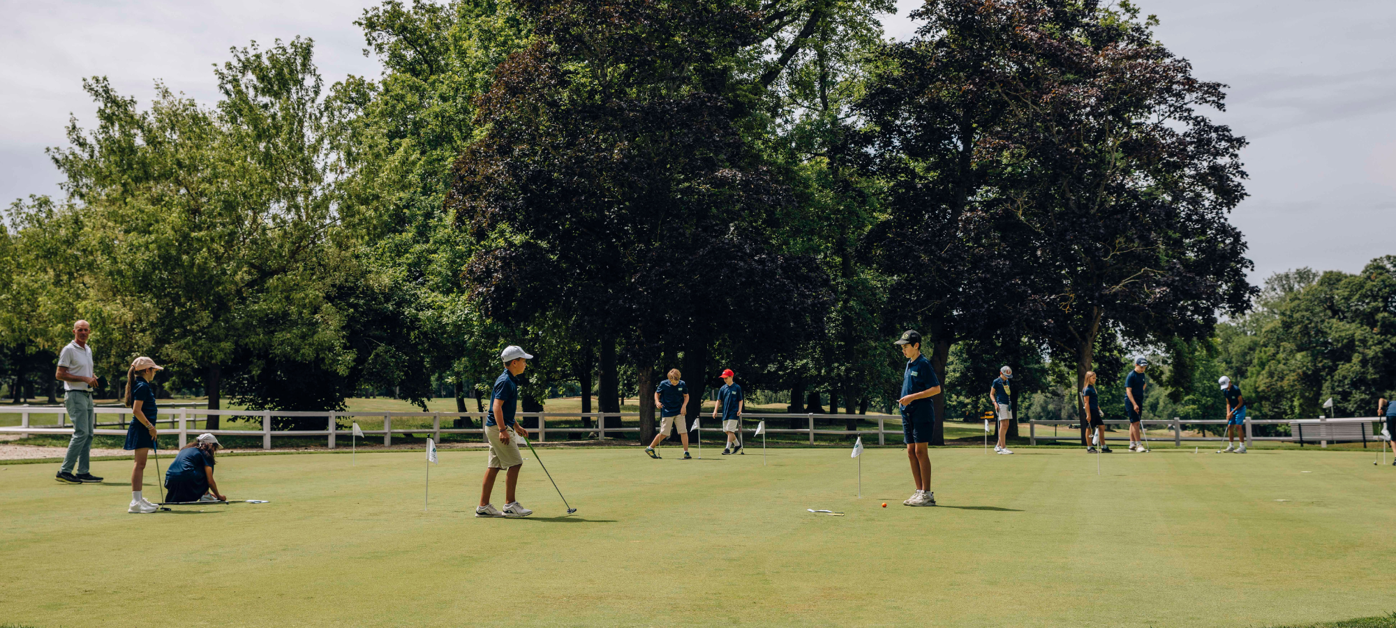 Jeunes golfeurs à l’entraînement sur un practice.