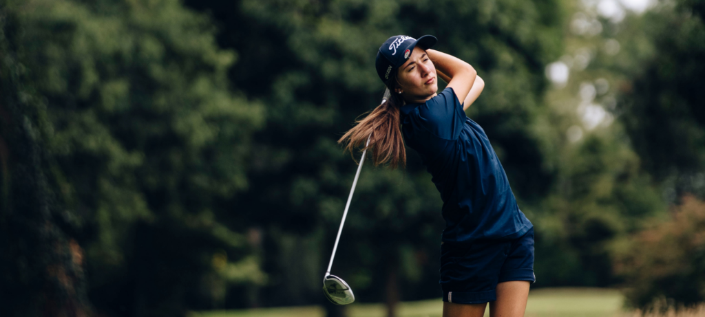 Jeune fille en train de swinguer, découverte du golf et confiance en soi