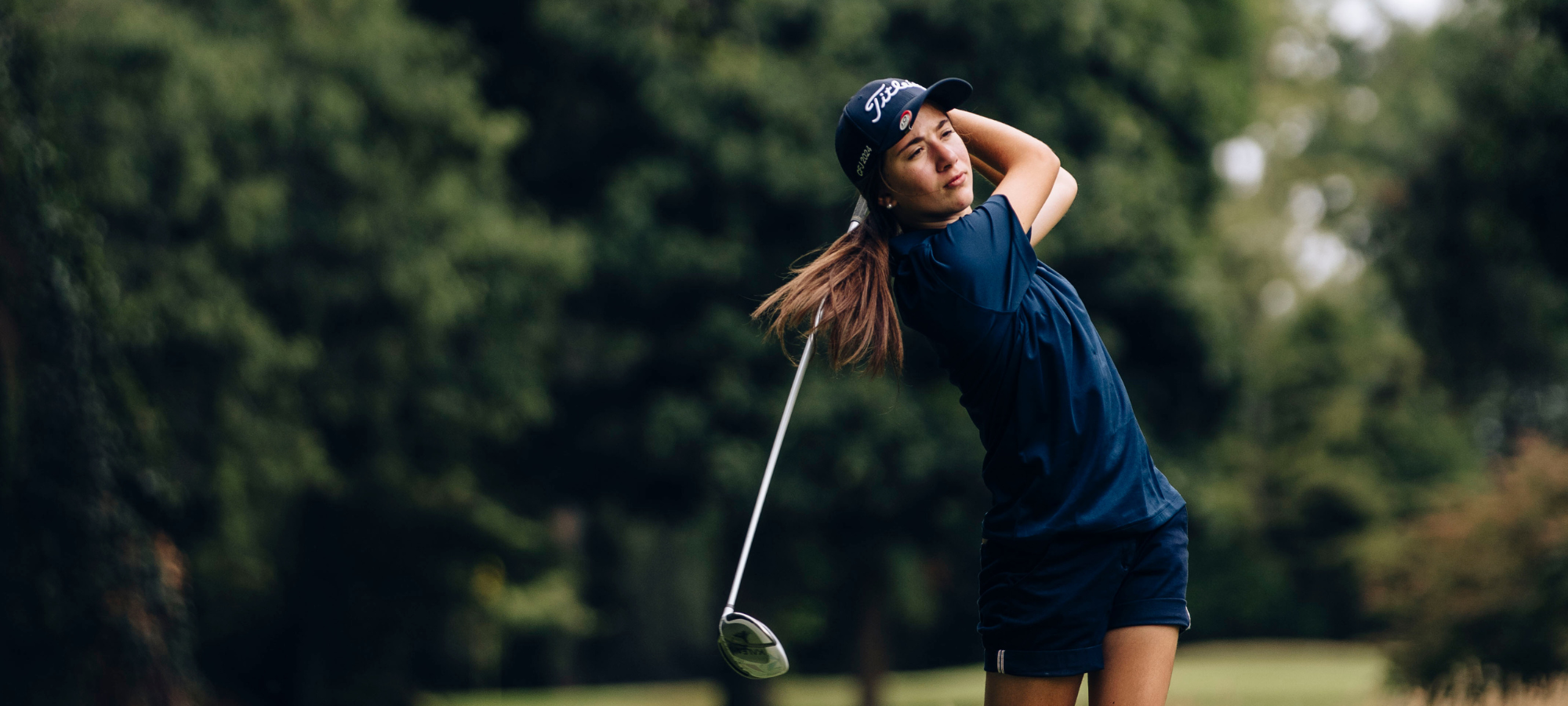 Jeune fille en train de swinguer, découverte du golf et confiance en soi