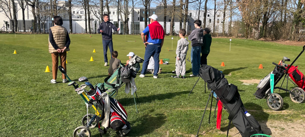 Jeunes golfeurs en entraînement à Limoges Saint Lazare dans une école de golf encadrée