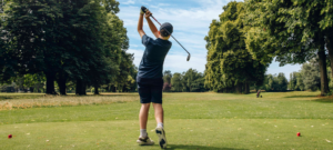 Jeune golfeur concentré sur le green : illustration de la nouvelle tendance golf chez les jeunes en France en 2026.