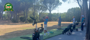 Jeunes à l'entraînement à l'école de golf du Golf de Valescure.