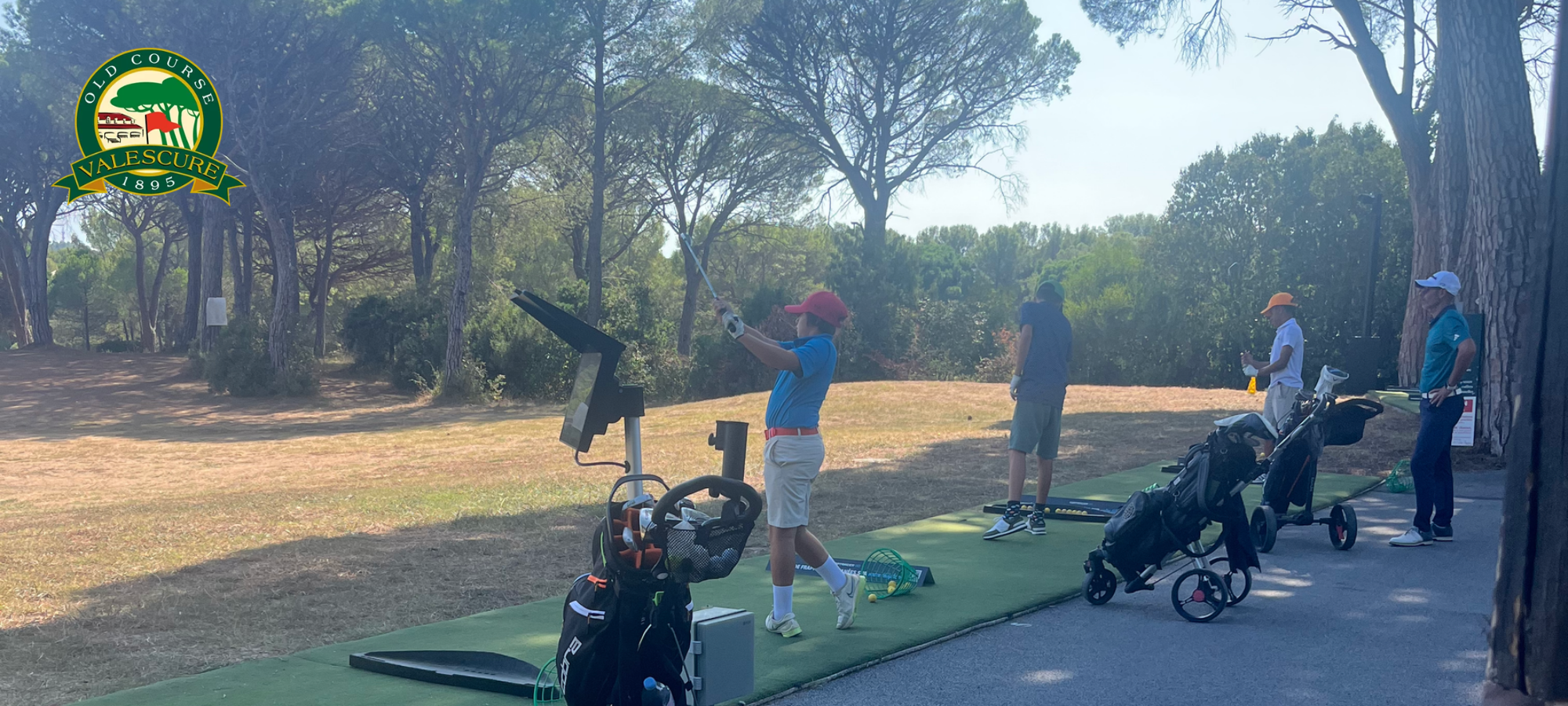 Jeunes à l'entraînement à l'école de golf du Golf de Valescure.