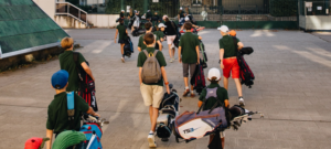 Jeune golfeur préparant son sac et son matériel pour la rentrée sportive de golf.