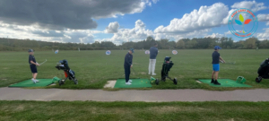 Jeunes à l’entraînement à l’école de golf de Léry-Poses avec le Trophy des Jeunes.