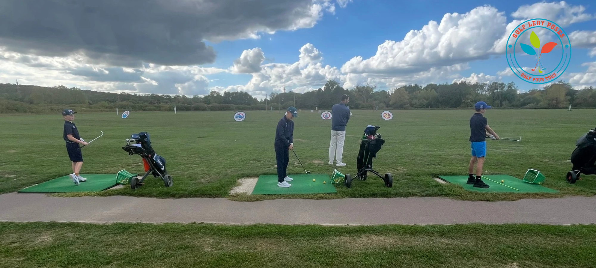 Jeunes à l’entraînement à l’école de golf de Léry-Poses avec le Trophy des Jeunes.